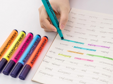Tại sao chúng ta cần bút dạ quang nhiều màu?